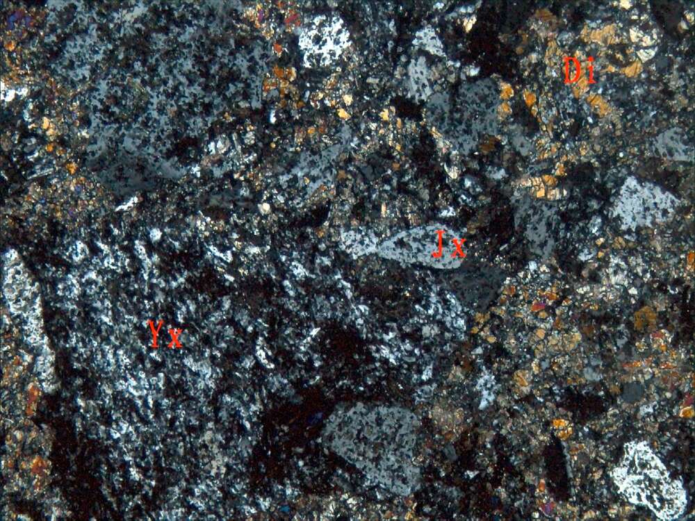 透辉石化含角砾凝灰岩