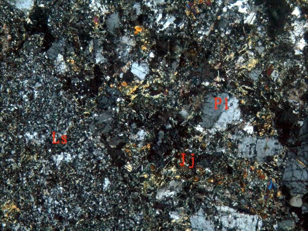 蚀变含角砾砾石凝灰岩