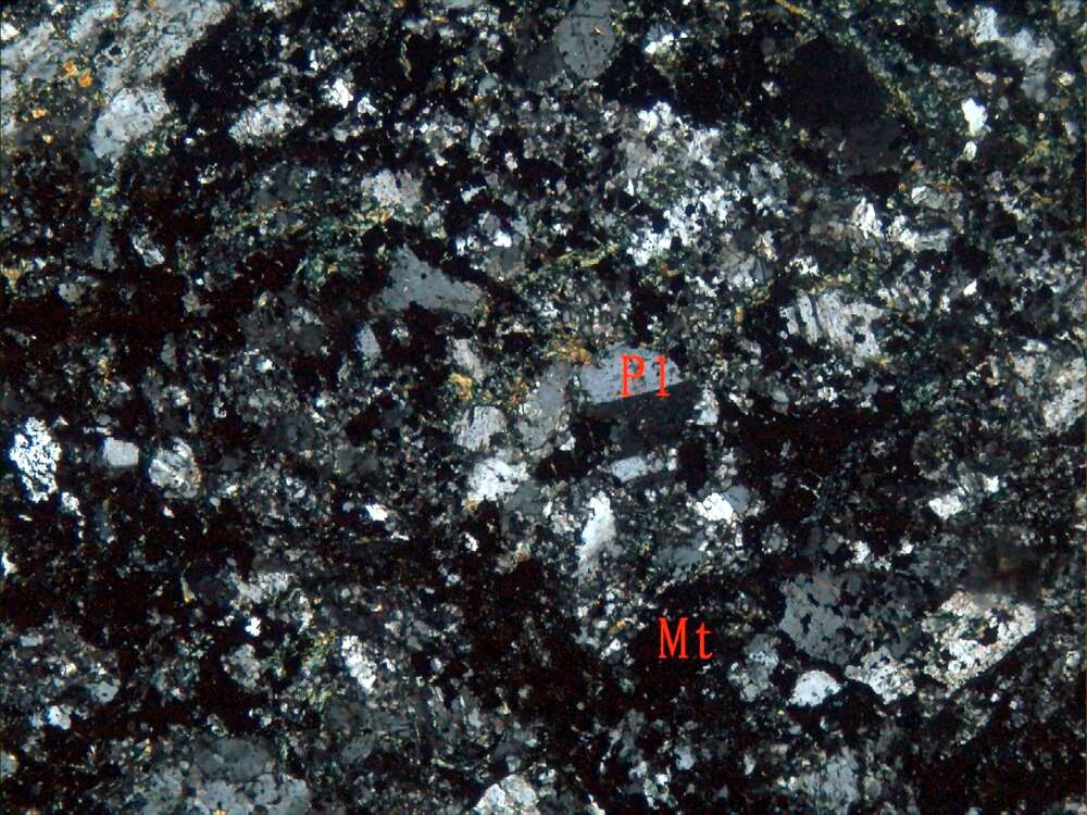 磁铁矿化碎裂化凝灰砂岩