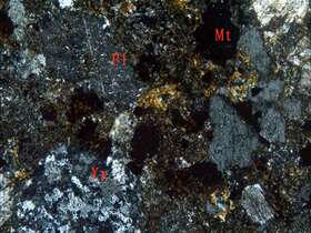 蚀变含砾凝灰质砂岩