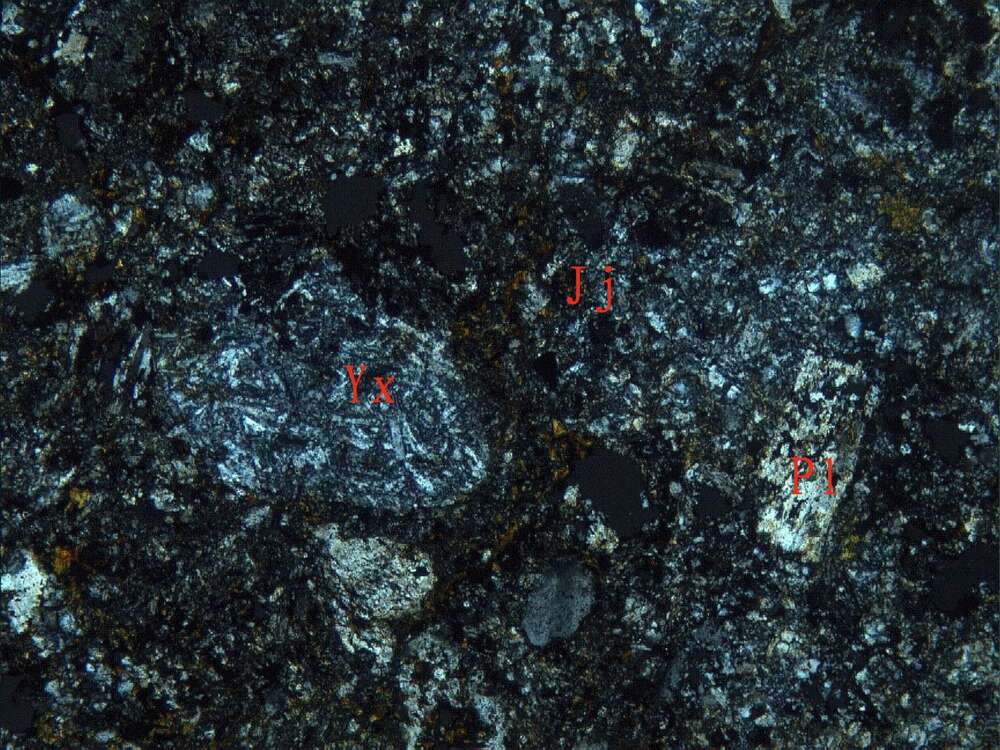 蚀变含角砾凝灰岩