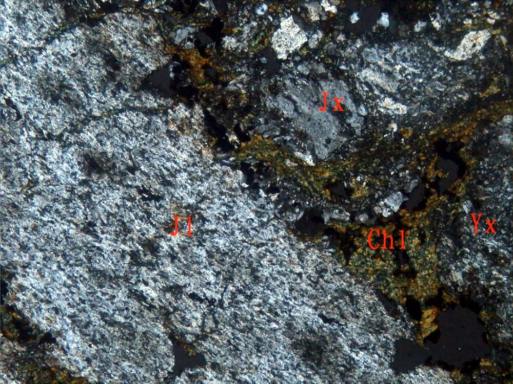 蚀变含角砾凝灰岩