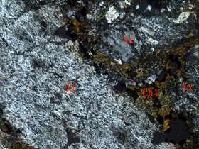 蚀变含角砾凝灰岩