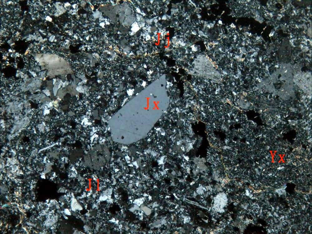 蚀变弱磁铁矿化角砾凝灰岩