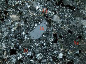 蚀变弱磁铁矿化角砾凝灰岩