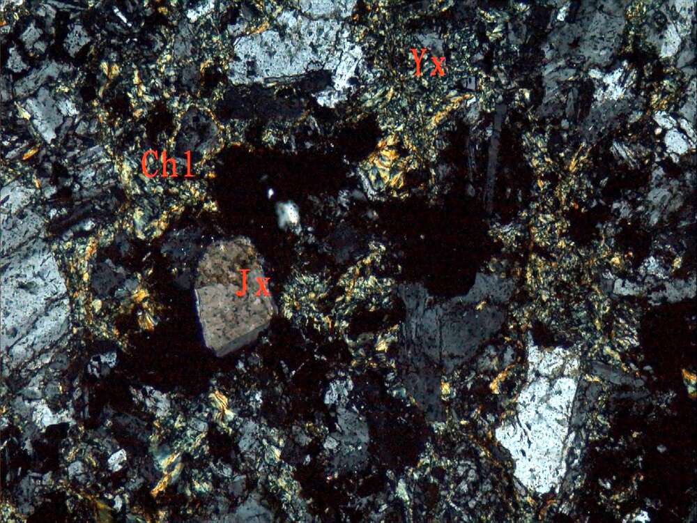 蚀变晶屑岩屑凝灰岩