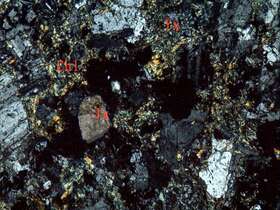 蚀变晶屑岩屑凝灰岩