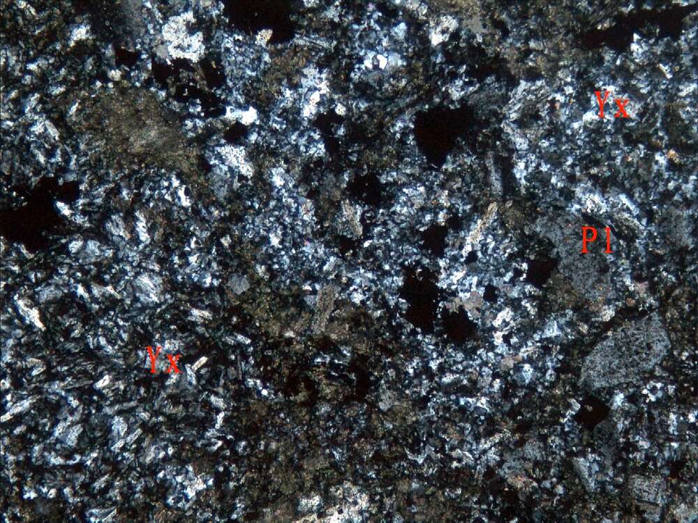 磁铁矿化含角砾凝灰岩