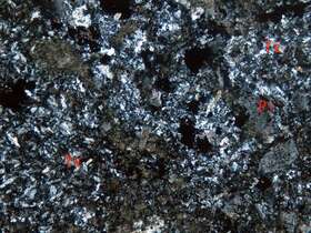 磁铁矿化含角砾凝灰岩