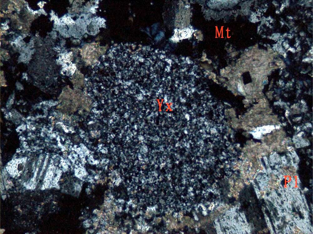 弱磁铁矿化全蚀变凝灰岩