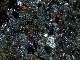 弱磁铁矿化蚀变凝灰岩