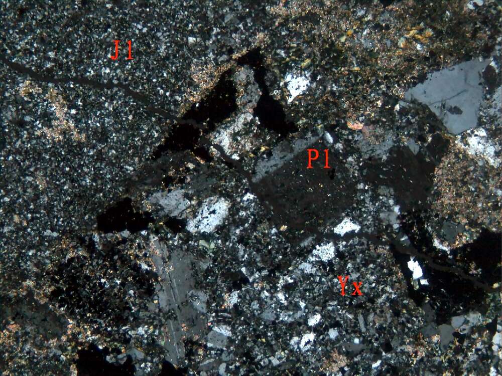 蚀变岩屑角砾凝灰岩