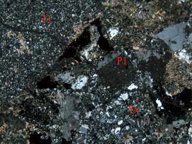 蚀变岩屑角砾凝灰岩