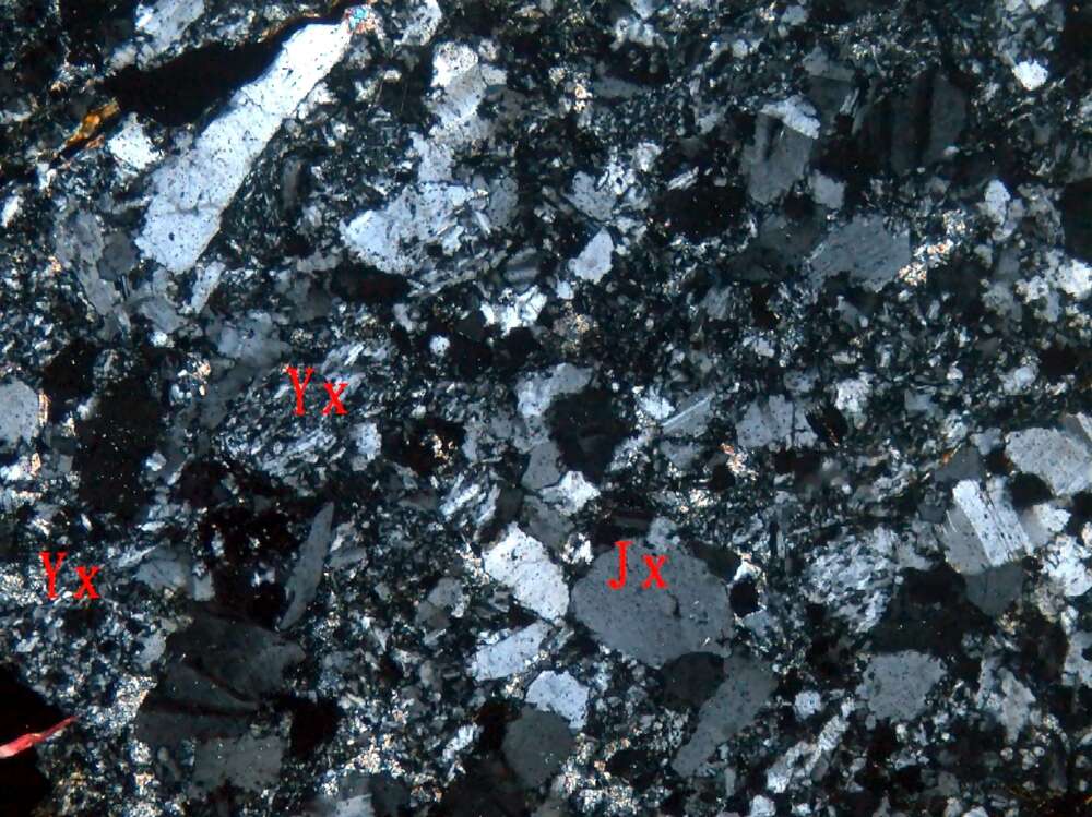 蚀变晶屑岩屑凝灰岩