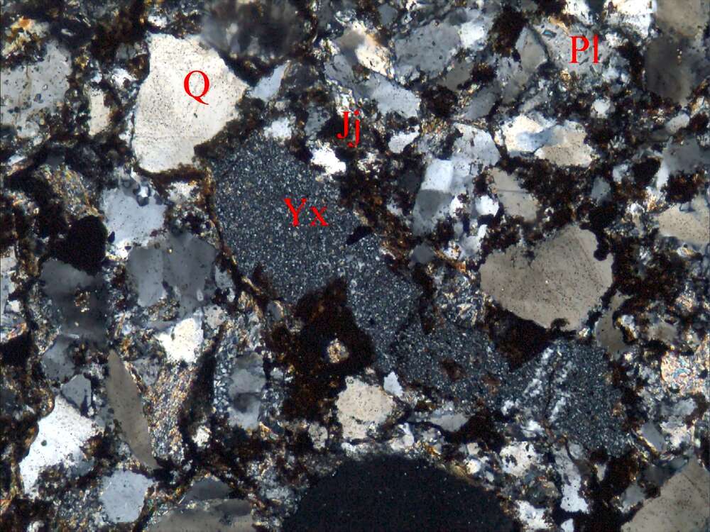 蚀变凝灰质中细粒砂岩