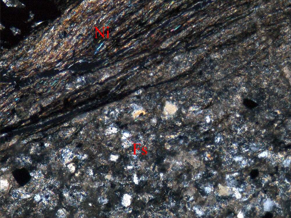压碎蚀变夹粉砂岩夹泥岩
