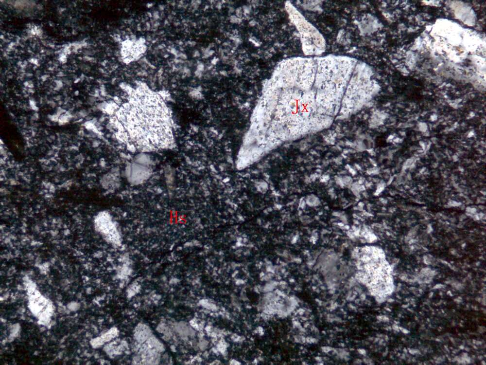 夹石英脉玻屑-晶屑凝灰岩