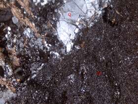 夹石英脉蚀变火山灰凝灰岩