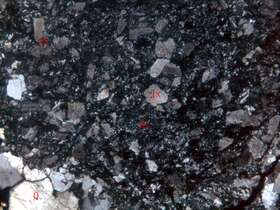 含石英脉蚀变凝灰质砂岩