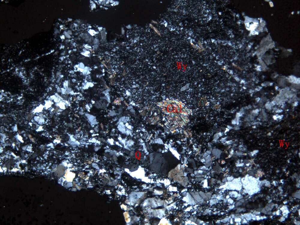 夹石英脉蚀变火山灰凝灰岩