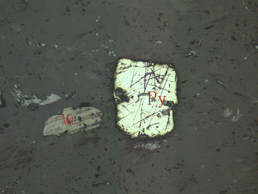 磁铁矿、黄铁矿、白钛石