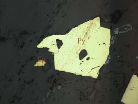 白钛石、黄铁矿、黄铜矿