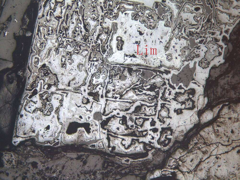 白钛石、褐铁矿