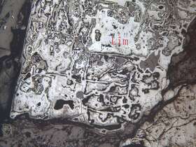 白钛石、褐铁矿