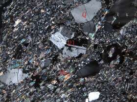 片理化蚀变石英闪长玢岩