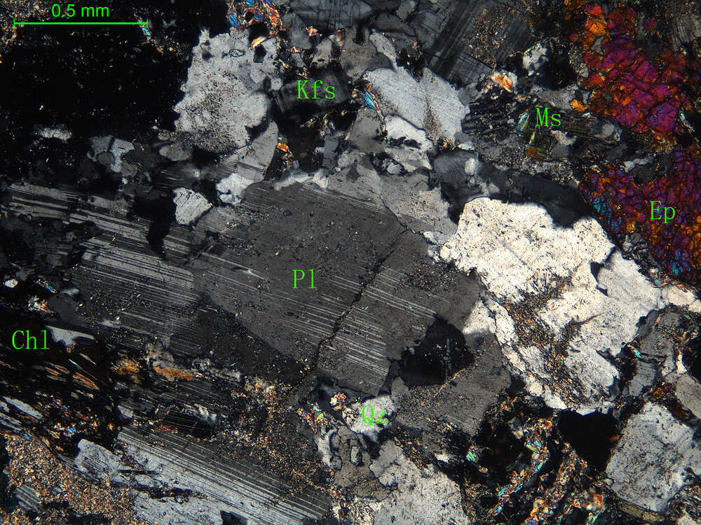 青盘岩化二长岩