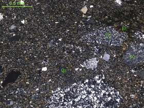 角岩化含砾细砂岩