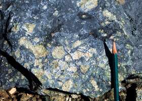 硅化黄铁绢英岩化角砾状蚀变岩矿石