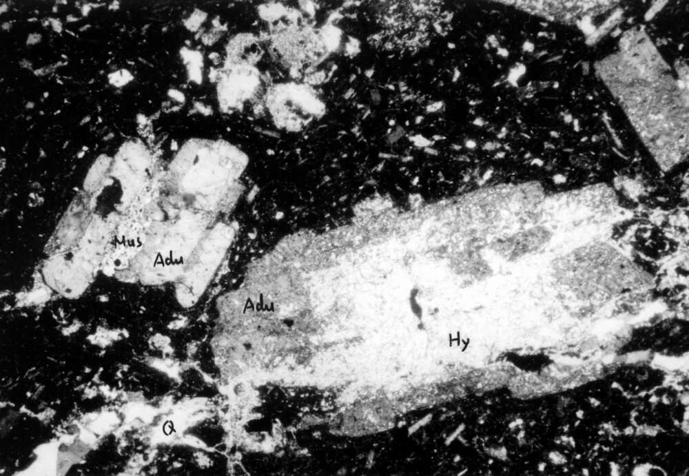 冰长石化绢英岩化英安岩