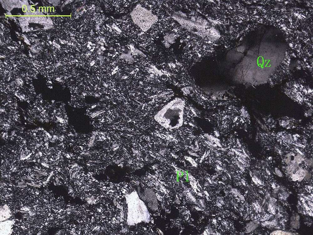 安山质凝灰熔岩