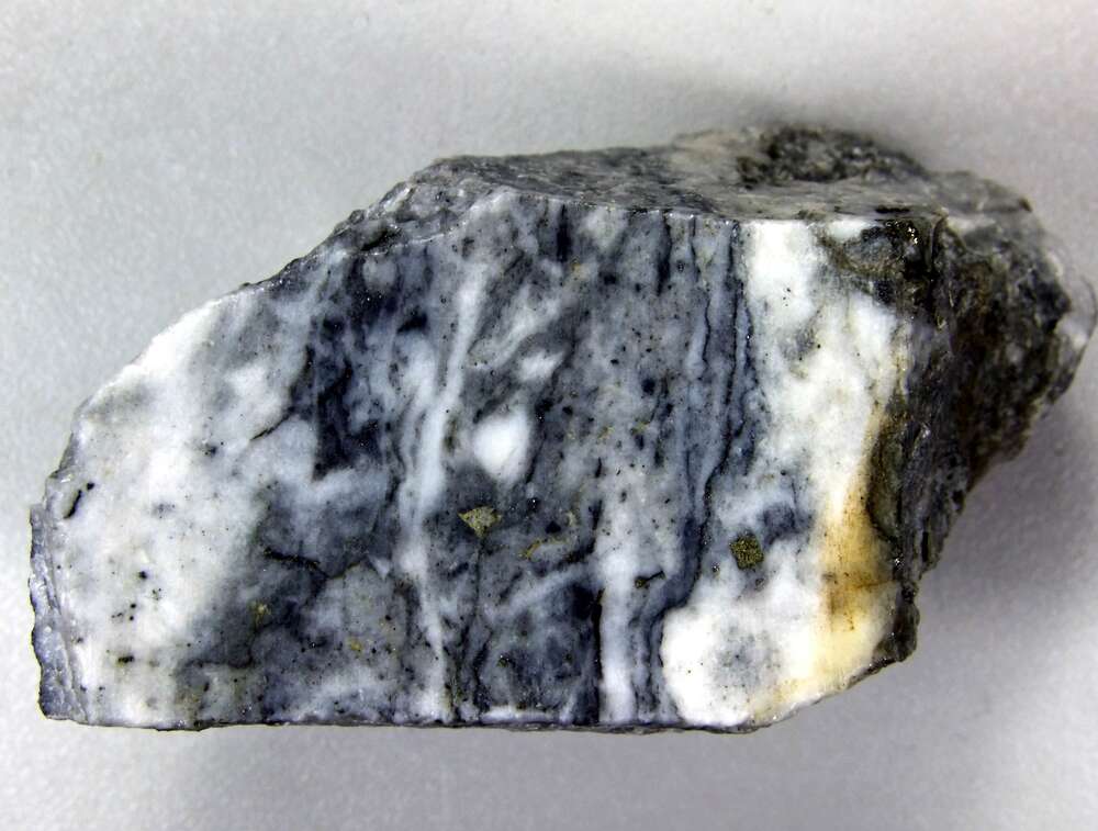 强蚀变凝灰质细砂岩（金矿石）