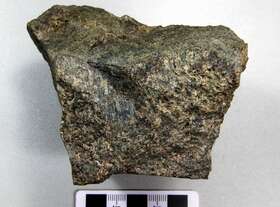 含磁铁矿石榴石矽卡岩