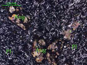 蚀变辉石安山岩