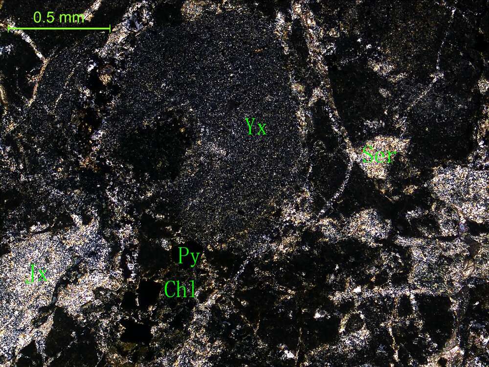受构造挤压碎裂凝灰岩