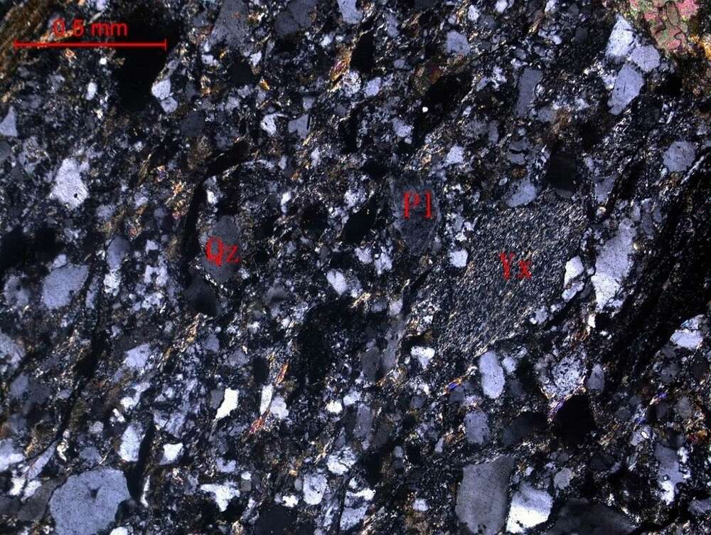 碎裂蚀变长石岩屑砂岩