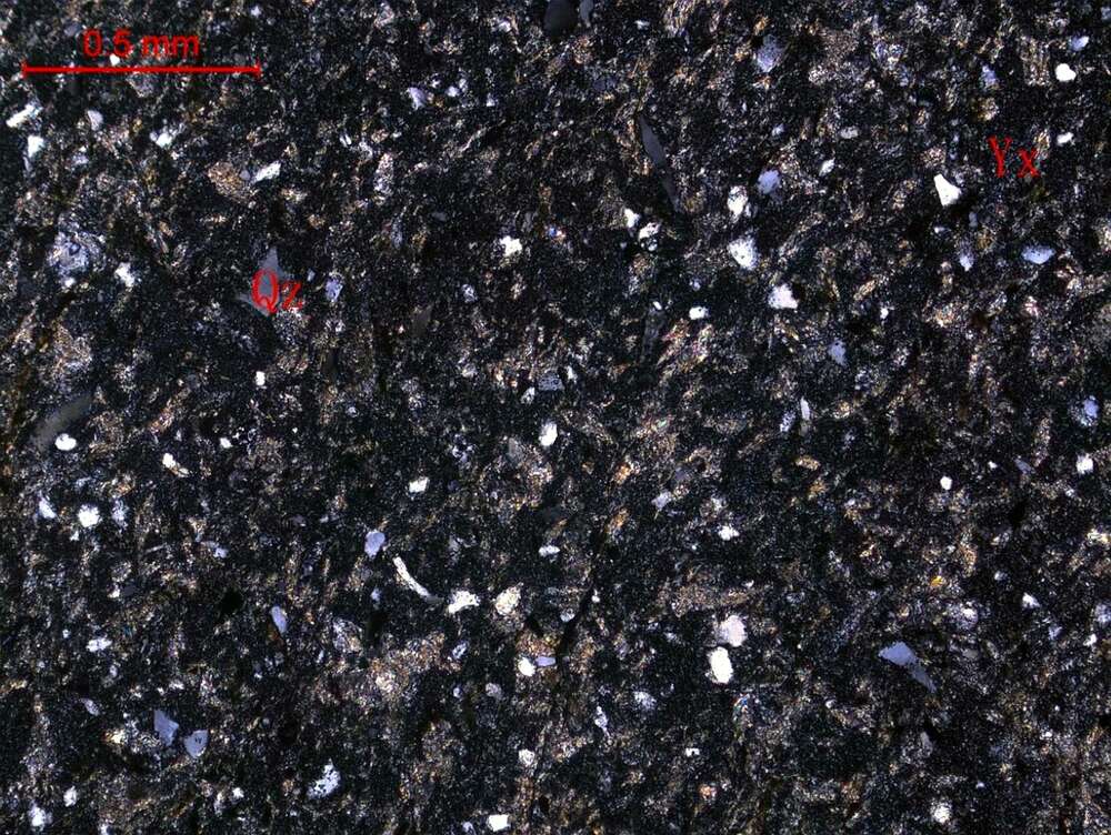 蚀变凝灰质砂岩