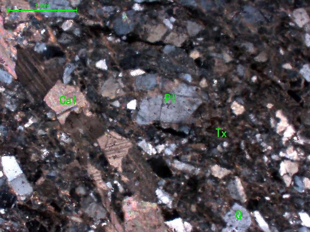 碎裂蚀变中粒长石砂岩