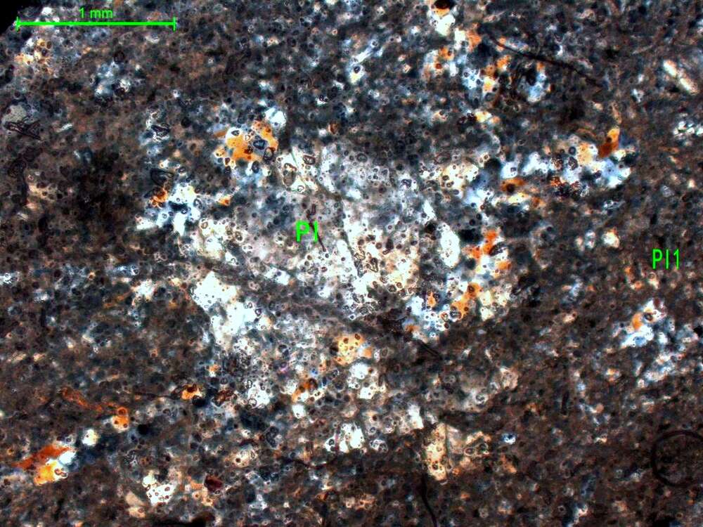 压碎强蚀变玄武岩