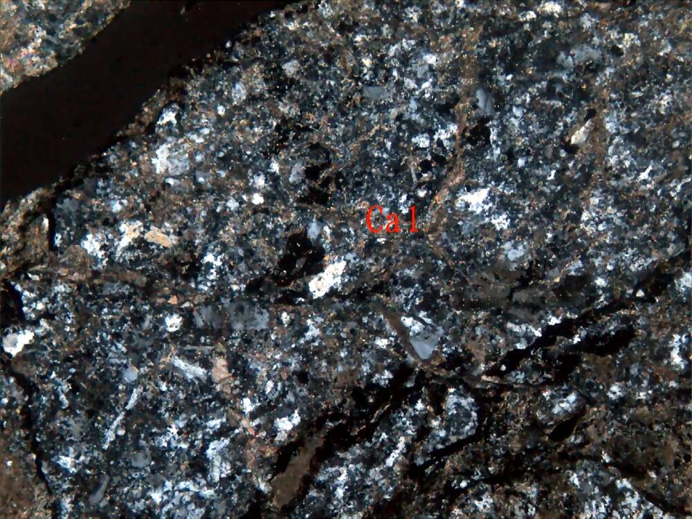 褐铁绢云母化碳酸盐化碎裂酸性熔岩