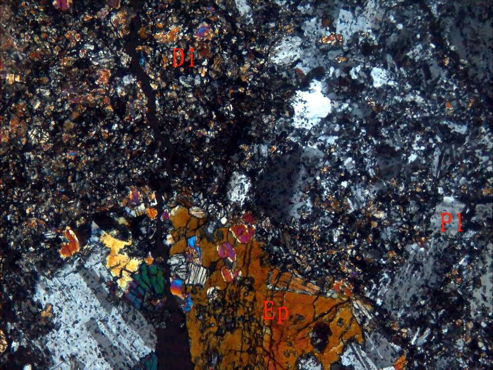 透辉石化（矽卡岩化）火山碎屑岩