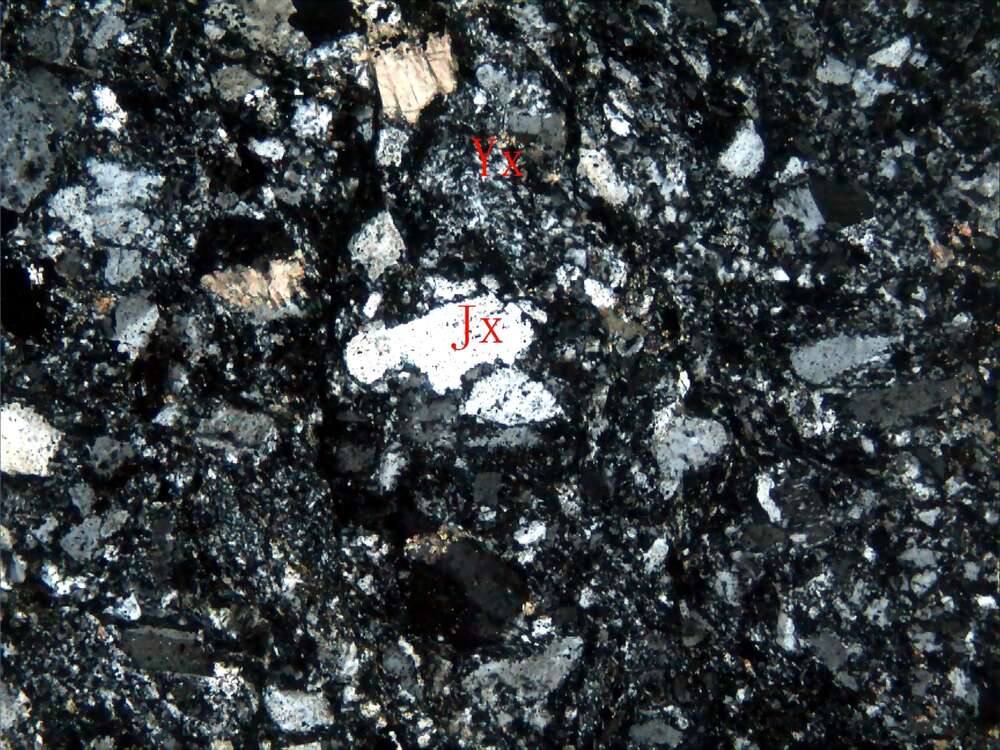 弱磁铁矿化蚀变岩屑晶屑凝灰岩