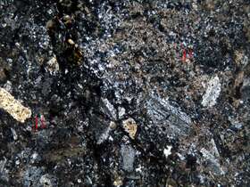 压碎蚀变安山质火山角砾岩