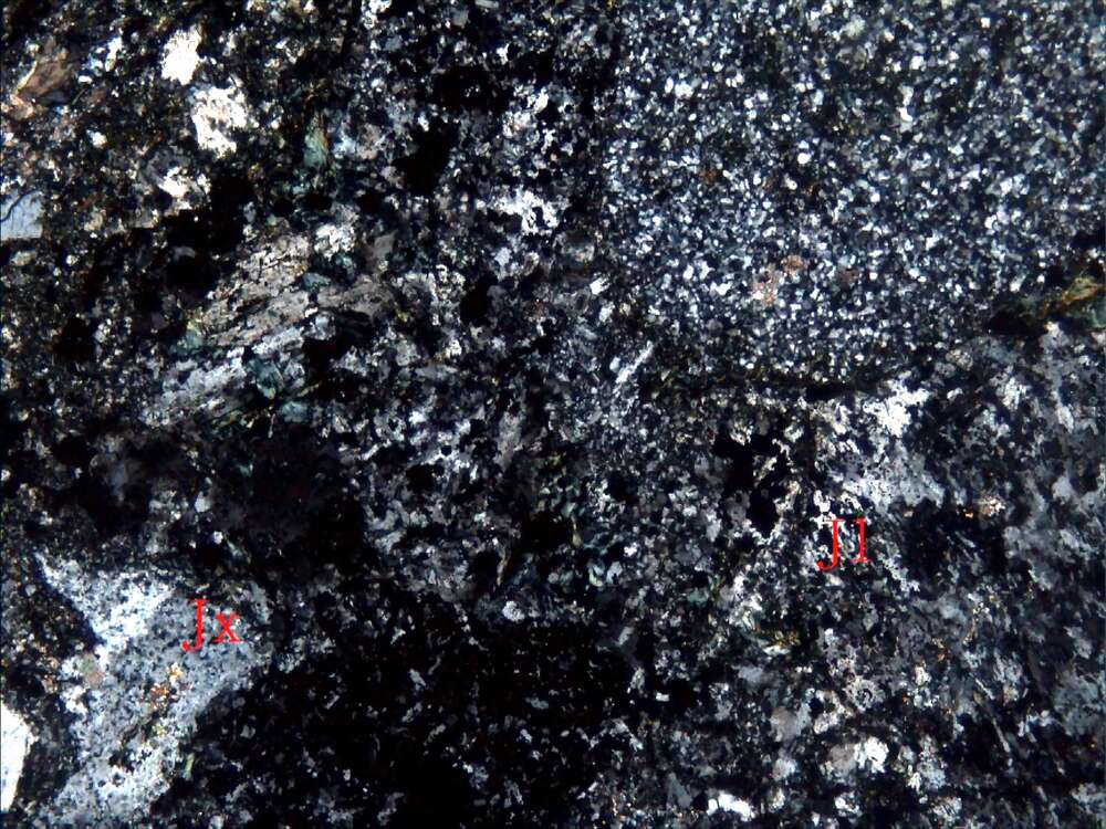 弱磁铁矿蚀变含火山角砾岩屑凝灰岩