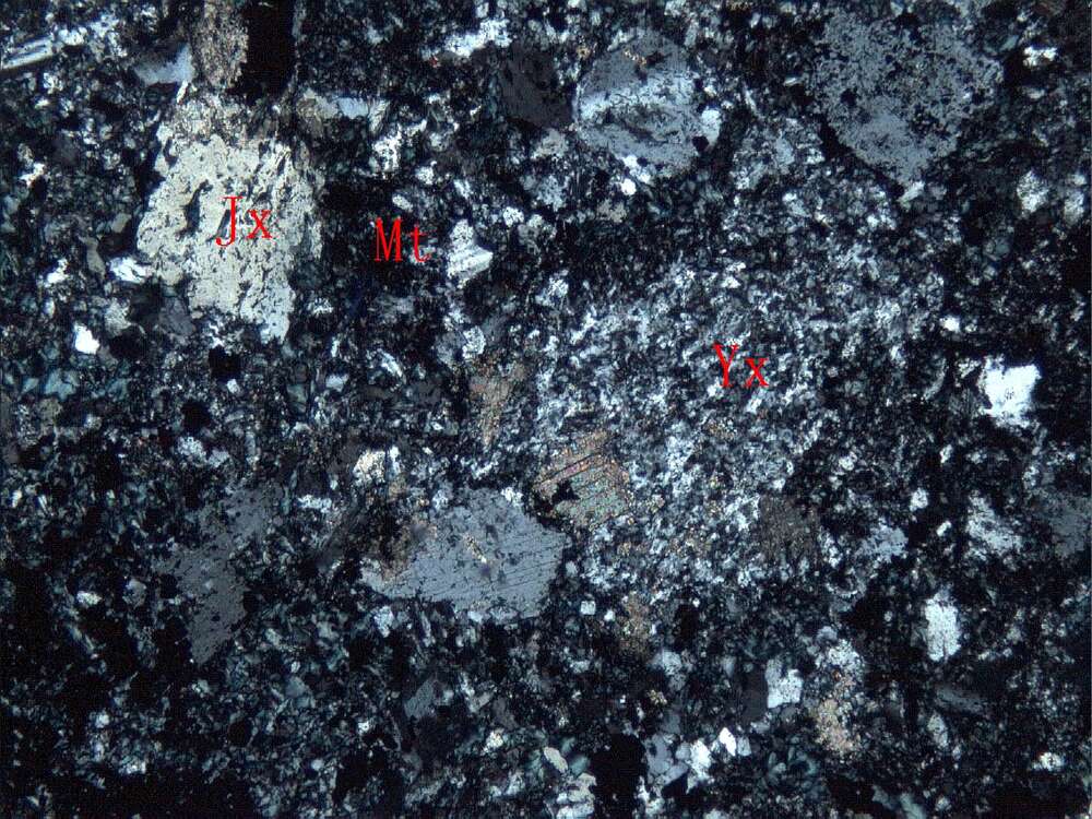 弱磁铁矿化蚀变晶屑岩屑凝灰岩