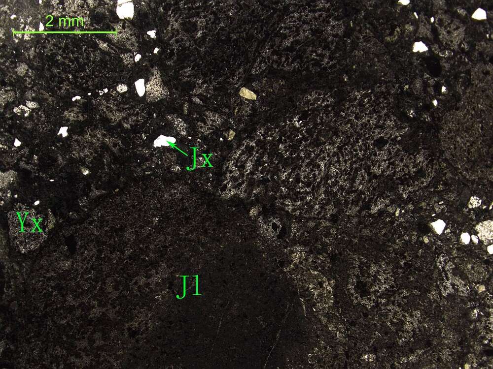 蚀变岩屑角砾凝灰岩