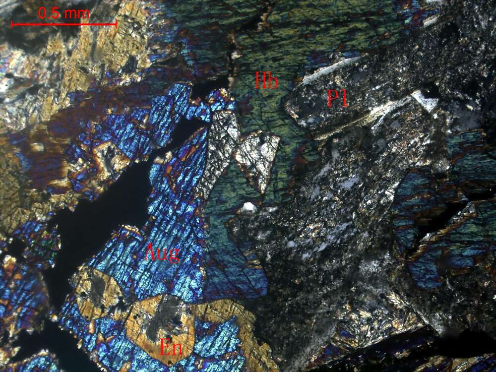 碎裂蚀变中细粒含橄榄石角闪辉长苏长岩